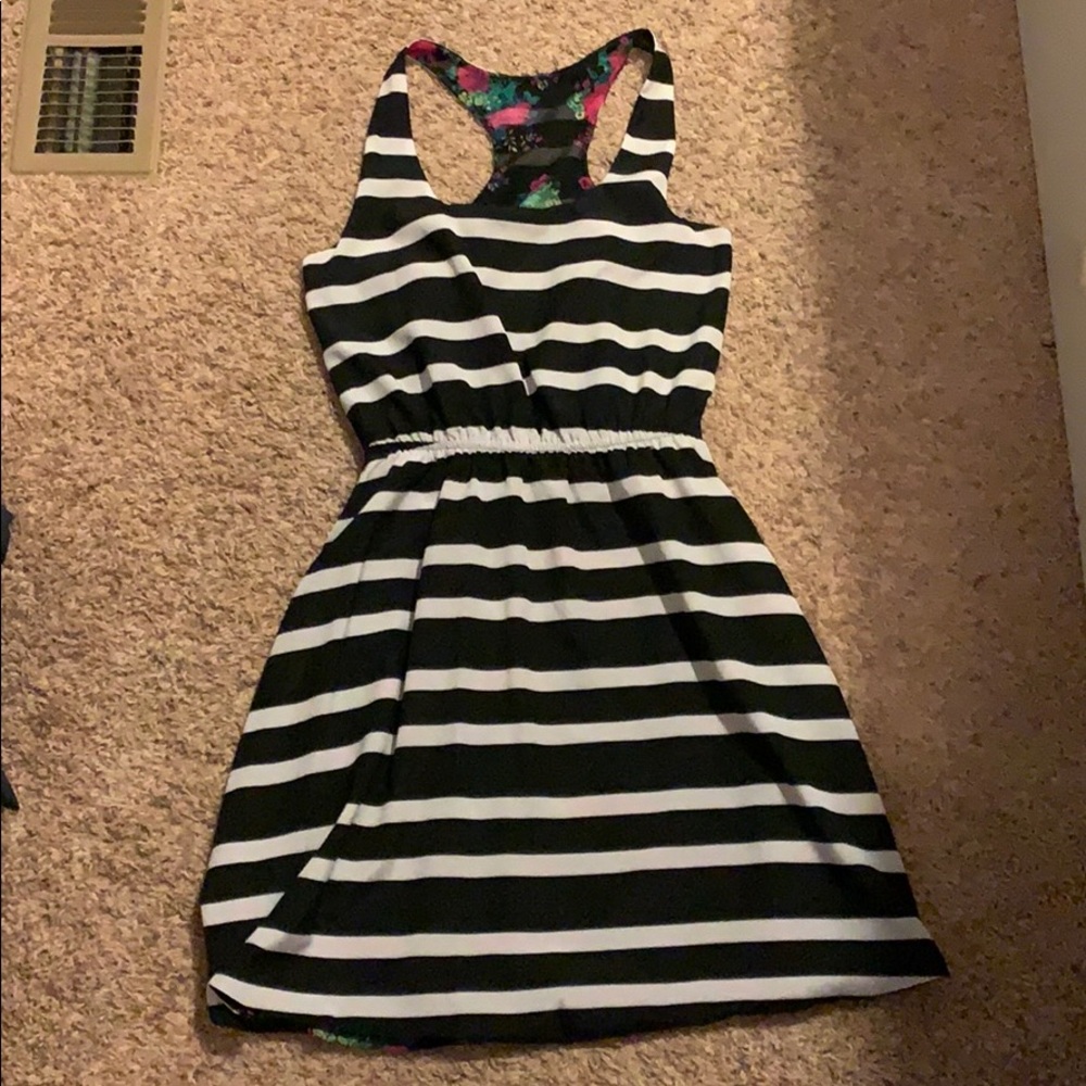 Super cute REVERSIBLE dress!